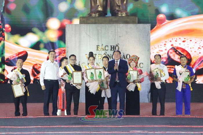 Lãnh đạo Hội Nông dân tỉnh trao giải cho các đội tham gia Hội thi “Nhà nông đua tài” tại Lễ hội Cà phê Sơn La lần thứ hai năm 2026.Ảnh: PV