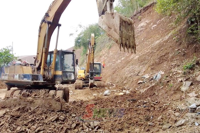 Thi công xây dựng tuyến đường giao thông tại xã Phiêng Pằn.