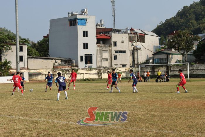 Trấn thi đấu giữa đội bóng xã Mai Sơn và xã Muổi Nọi.