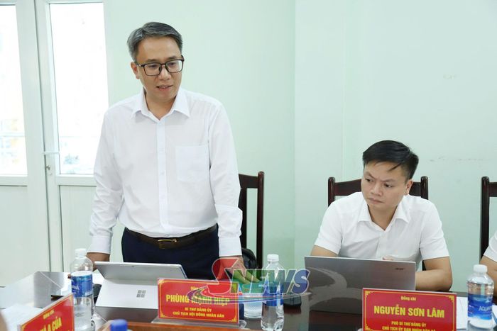 Đồng chí Bí thư Đảng ủy xã Mường Bú phát biểu tại cuộc làm việc.