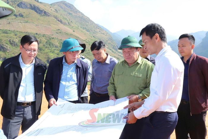 Đoàn kiểm tra tiến độ thực hiện dự án bố trí sắp xếp ổn định dân cư bản Mường Chiến, xã Ngọc Chiến.