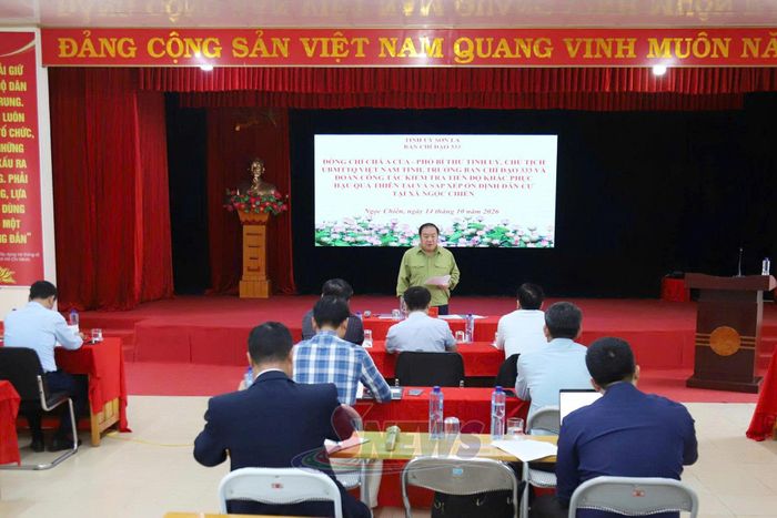 Đồng chí Chá A Của, Phó Bí thư Tỉnh ủy, Chủ tịch Ủy ban MTTQ Việt Nam tỉnh, làm việc với xã Ngọc Chiến.