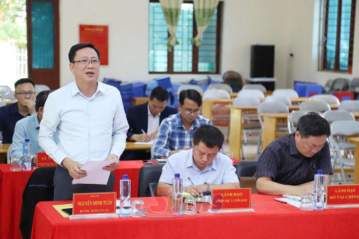 Đồng chí Bí thư Đảng ủy xã Ngọc Chiến phát biểu tại cuộc làm việc.
