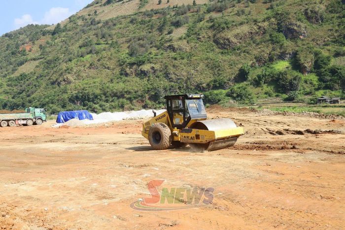 Đơn vị thi công tiến hành thi công dự án bố trí sắp xếp ổn định dân cư bản Mường Chiến, xã Ngọc Chiến.