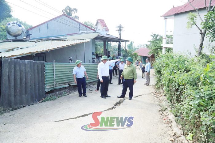 Đoàn kiểm tra tình hình sạt lở của các hộ dân thuộc diện phải di chuyển ở bản Nà Noong, xã Mường Bú.