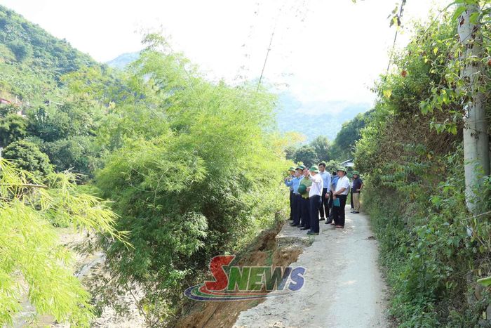 Đoàn kiểm tra tình hình thiệt hại thiên tai mưa lũ tại bản Két, xã Mường Bú.
