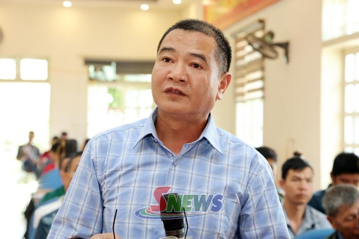 Đảng viên phát biểu ý kiến.