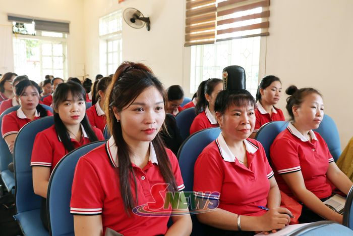 Các đảng viên tham dự sinh hoạt.