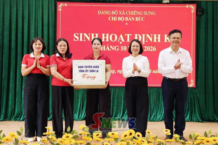 Đồng chí Đinh Thị Bích Thảo và lãnh đạo Sở Nông nghiệp và Môi trường trao tặng quà cho Chi bộ Trường mầm non Chiềng Sung.