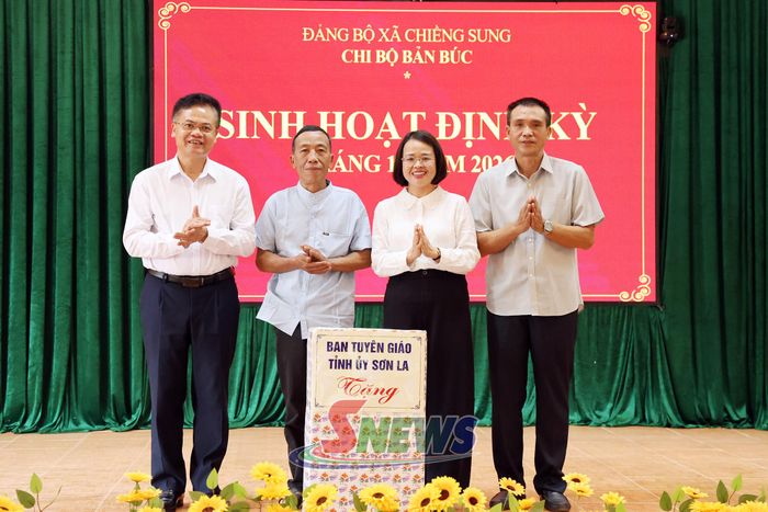 Đồng chí Đinh Thị Bích Thảo và lãnh đạo Sở Nông nghiệp và Môi trường trao tặng quà Chi bộ bản Búc.