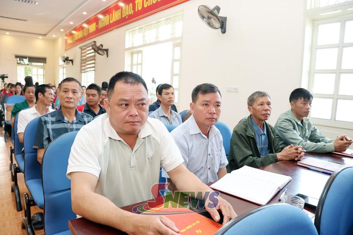 Các đảng viên tham dự sinh hoạt.