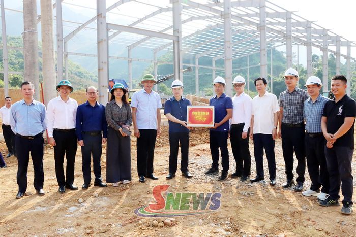 Đồng chí Bí thư Tỉnh ủy và Đoàn công tác tặng quà đơn vị thi công Dự án Điện mặt trời nổi lòng hồ Thủy điện Sơn La.