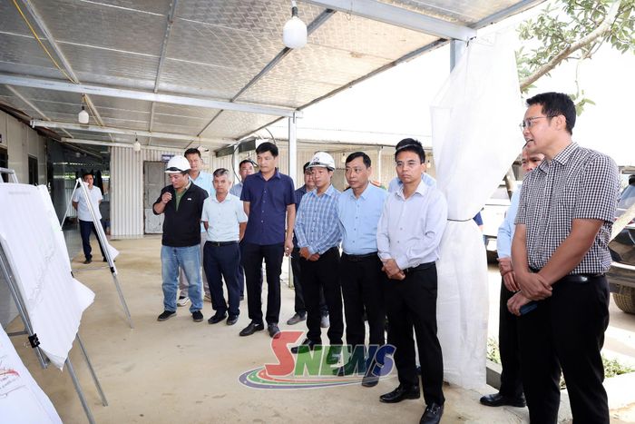 Đoàn công tác nghe các đơn vị thi công báo cáo tiến độ dự án Đầu tư xây dựng tuyến đường bộ cao tốc Hòa Bình - Mộc Châu.