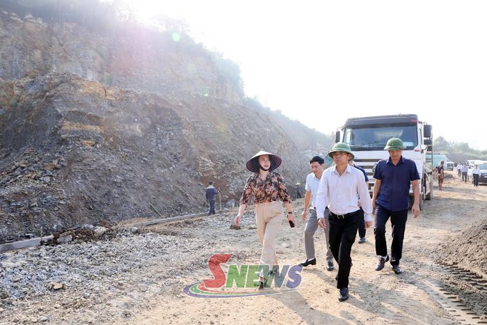 Đồng chí Phó Chủ tịch UBND tỉnh kiểm tra dự án Đường trục chính đô thị - nội thị Mộc Châu.