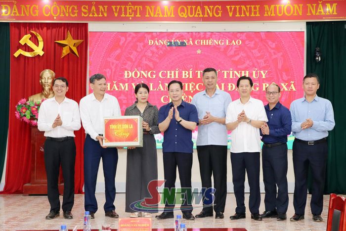 Đồng chí Bí thư Tỉnh ủy tặng quà xã Chiềng Lao.
