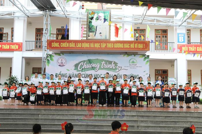Các đại biểu trao quà cho các em học sinh.