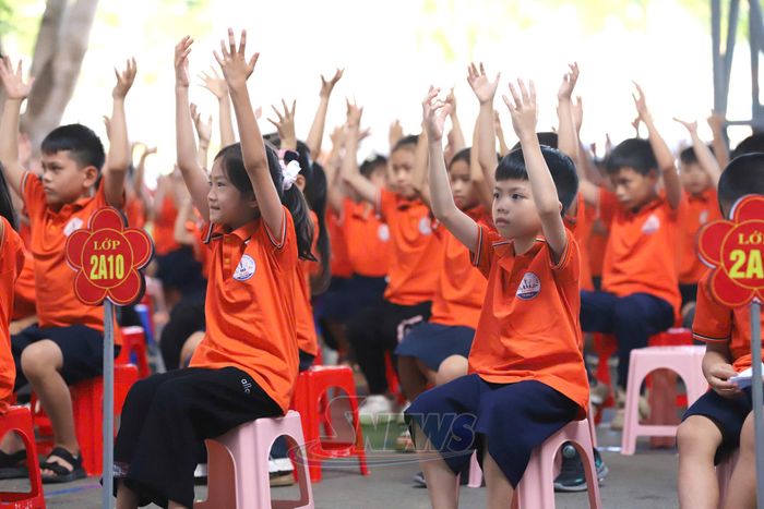 Các em học sinh hào hứng tham gia Chương trình.