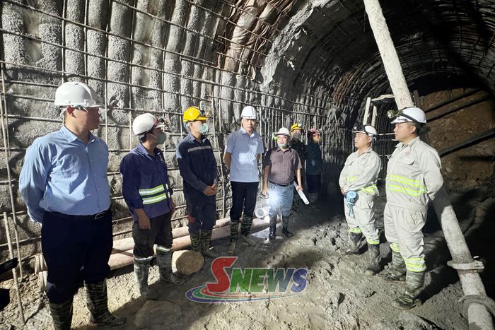 Đồng chí Phó Chủ tịch UBND tỉnh động viên công nhân thi công tại Dự án Thủy điện Nậm Pàn 5.