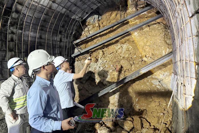 Đồng chí Phó Chủ tịch UBND tỉnh kiểm tra các điểm gia cố vị trí trong quá trình đào hầm.