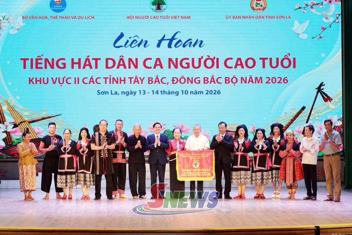 Ban tổ chức trao giải xuất sắc cho đội nghệ thuật quần chúng NCT tỉnh Sơn La
