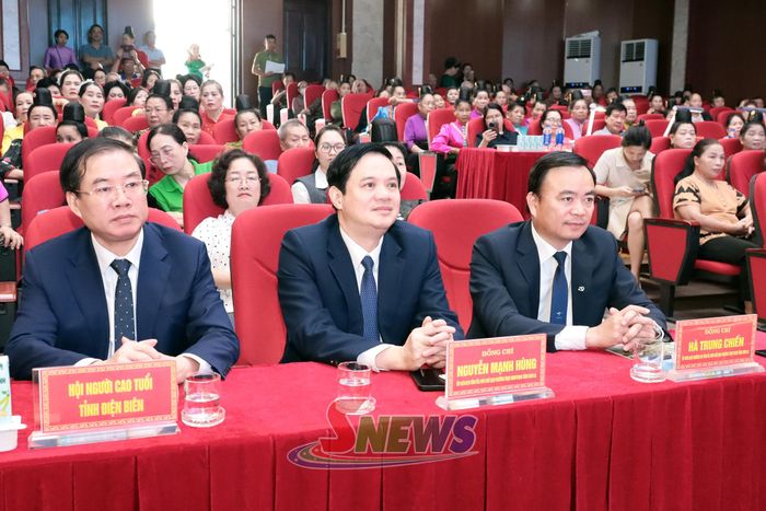 Các đại biểu tham dự chương trình.