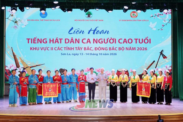 Đội nghệ thuật quần chúng NCT tỉnh Lào Cai và Phú Thọ đoạt giải nhì.