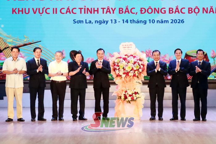 Đại diện lãnh đạo tỉnh Sơn La tặng hoa chúc mừng chương trình.