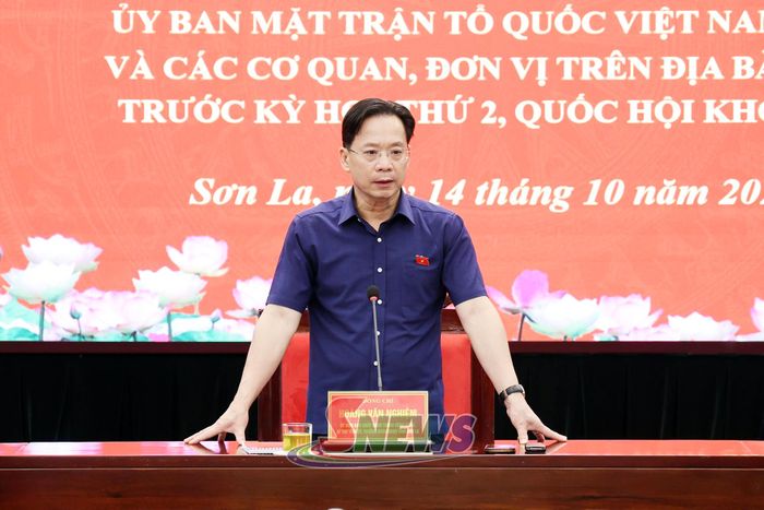 Đồng chí Hoàng Văn Nghiệm, Ủy viên Ban Chấp hành Trung ương Đảng, Bí thư Tỉnh ủy, Trưởng Đoàn đại biểu Quốc hội tỉnh, phát biểu tại hội nghị.