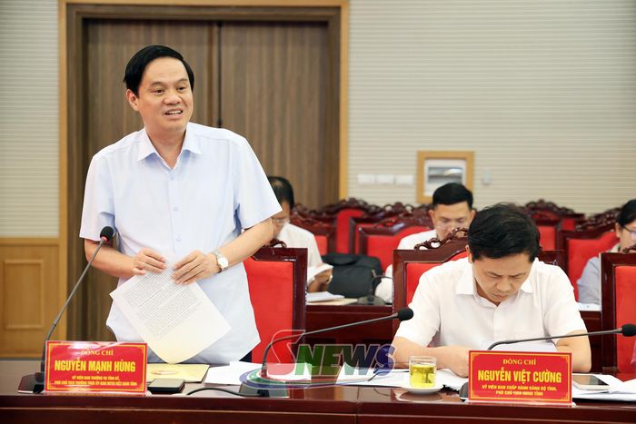 Đồng chí Nguyễn Mạnh Hùng, Ủy viên Ban Thường vụ Tỉnh ủy, Phó Chủ tịch Thường trực Ủy ban MTTQ Việt Nam tỉnh, phát biểu tại hội nghị.
