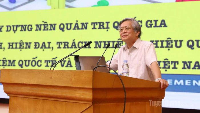 PGS.TS Lưu Kiếm Thanh truyền đạt chuyên đề về xây dựng nền quản trị quốc gia minh bạch, hiện đại, trách nhiệm, hiệu quả.