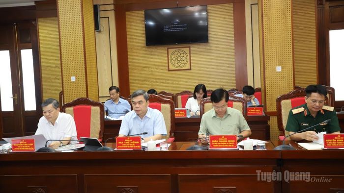 Các đại biểu tham dự họp.