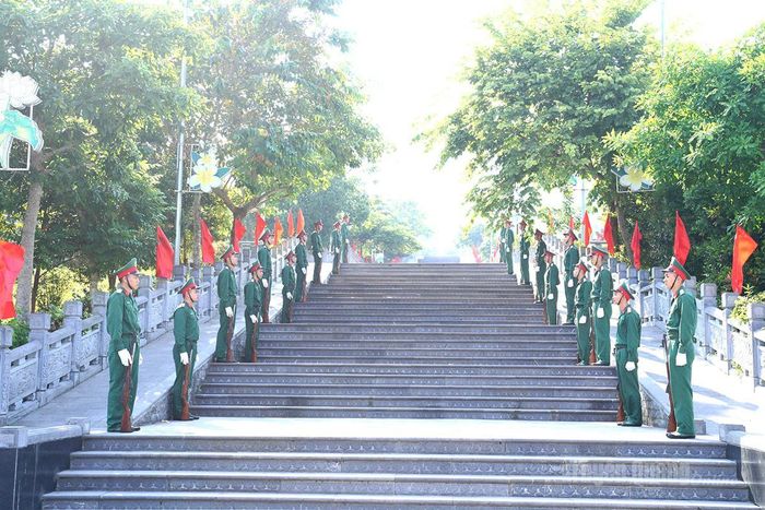 Các chiến sĩ đứng nghiêm trang hai bên bậc thang tại Nghĩa trang Liệt sĩ Quốc gia Vị Xuyên, sẵn sàng đón hài cốt các Anh hùng Liệt sỹ trở về.