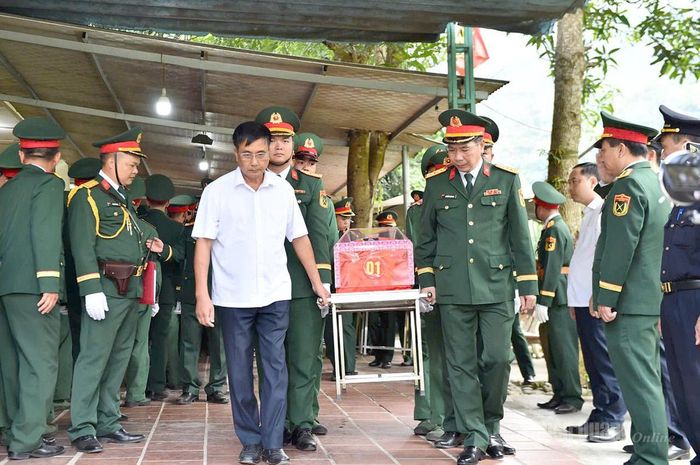 Hài cốt các liệt sĩ được di chuyển lên xe để đưa về Nghĩa trang Liệt sĩ quốc gia Vị Xuyên Ảnh: Thanh Hoài