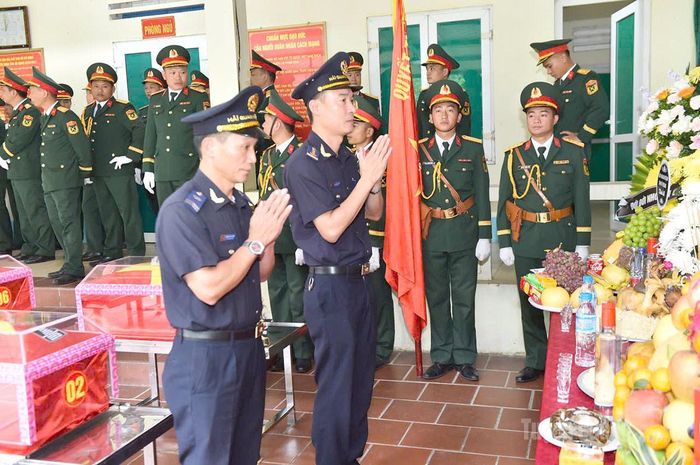 Cán bộ Hải quan Tuyên Quang thắp hương viếng các liệt sĩ. Ảnh: Thanh Phúc