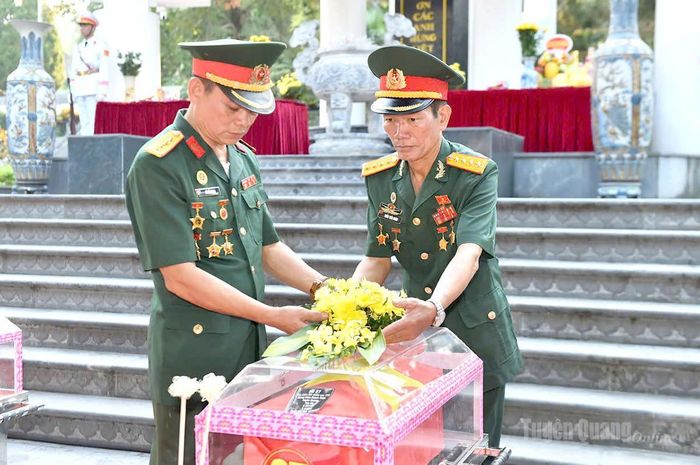Các cựu chiến binh bên hài cốt đồng đội đã trở về. Ảnh: Thanh Phúc