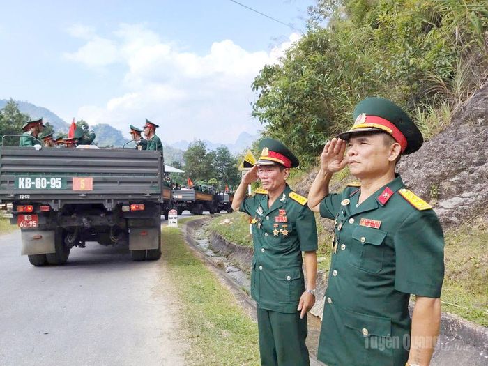 Từng xe chở hài cốt liệt sĩ bắt đầu di chuyển về Nghĩa trang Liệt sĩ Quốc gia Vị Xuyên. Ảnh: Văn Long