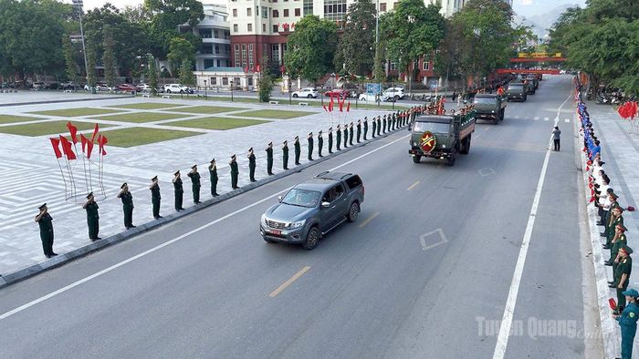 Đoàn xe chở hài cốt Liệt sĩ di chuyển qua Quảng trường 26/3, phường Hà Giang 1. Ảnh: Phúc Bang