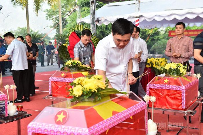 Các đại biểu thắp hương tri ân các Anh hùng liệt sĩ. Ảnh: Thanh Phúc, Lý Thu