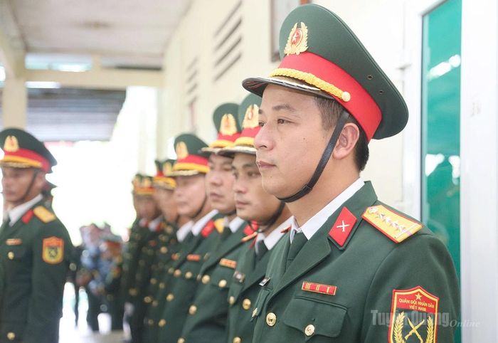 Cán bộ, chiến sĩ Bộ Chỉ huy Quân sự tỉnh nghiêm trang tại buổi lễ. Ảnh: Văn Long