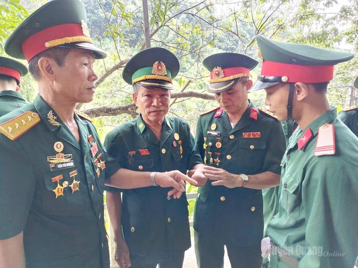 Cựu chiến binh Phạm Xuân Hải (người thứ hai từ trái sang) cùng đồng đội từng tham gia chiến đấu tại Mặt trận Vị Xuyên có mặt từ rất sớm để tiễn đưa đồng đội. Ảnh: Văn Long