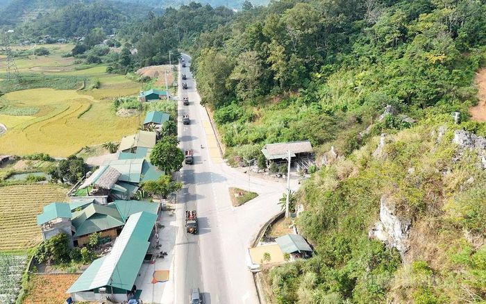 Đoàn xe tiếp tục lăn bánh trên Quốc lộ 2, đưa cácliệt sĩ về với đồng đội tại Nghĩa trang Liệt sĩ Quốc gia Vị Xuyên. Ảnh: Nguyễn Yếm
