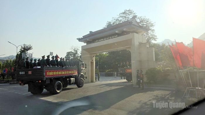 Chuyến xe cuối cùng về đến Nghĩa trang Liệt sĩ Quốc gia Vị Xuyên. Ảnh: Thanh Phúc