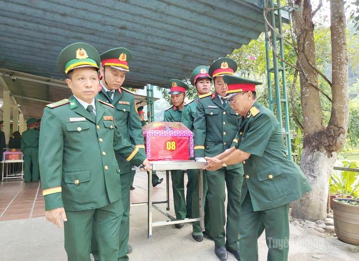 Cựu chiến binh tham gia di chuyển các hài cốt liệt sĩ lên xe về Nghĩa trang Liệt sĩ Quốc gia Vị Xuyên. Ảnh: Văn Long
