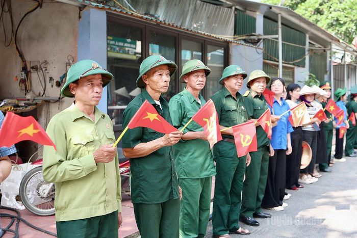 Các cựu chiến binh trên địa bàn xã Thanh Thủy xúc động tiễn đưa đồng đội. Ảnh: Diệu Linh.