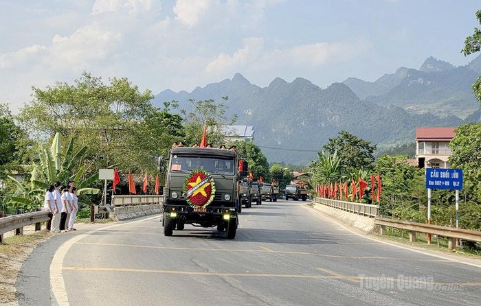 Đoàn xe đưa các AHLS đi qua chợ Phương Tiến, đoạn cầu Suối Sửu, xã Thanh Thủy. Ảnh Hồng Cừ