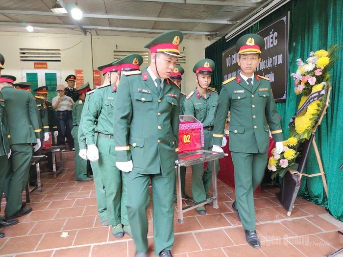  Lực lượng Quân đội thực hiện di chuyển các hài cốt liệt sĩ lên xe về Nghĩa trang Liệt sĩ Quốc gia Vị Xuyên. Ảnh: Văn Long 