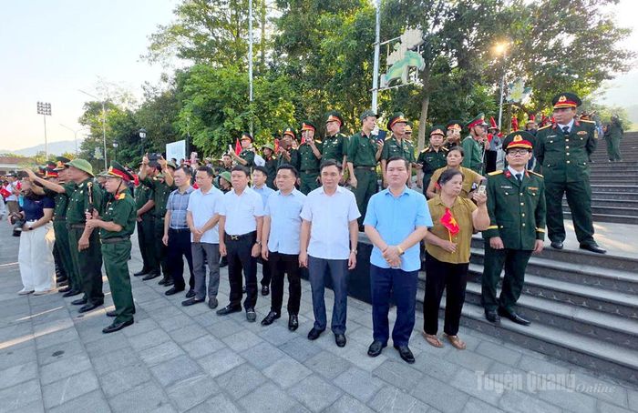 Đại biểu cùng các lực lượng, nhân dân đón các AHLS tại Nghĩa trang Liệt sĩ Quốc gia Vị Xuyên. Ảnh: Thanh Phúc