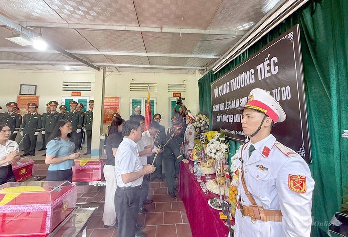 Đại biểu thắp hương tri ân các Anh hùng liệt sĩ. Ảnh: Thanh Phúc