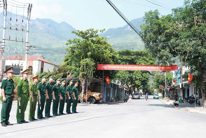 Các lực lượng Công an, Quân sự, Biên phòng có mặt thực hiện nhiệm vụ đảm bảo trật tự an toàn giao thông tại khu vực ngã 3, xã Thanh Thuỷ. Ảnh: Trần Kế.