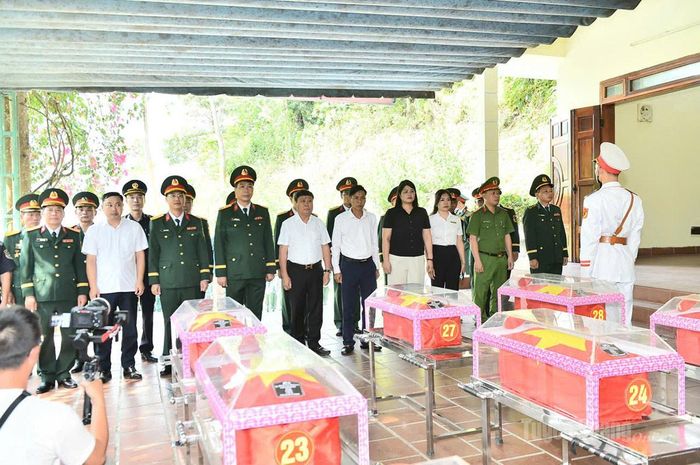 Các đại biểu dự lễ di chuyển hài cốt liệt sĩ. Ảnh Thanh 